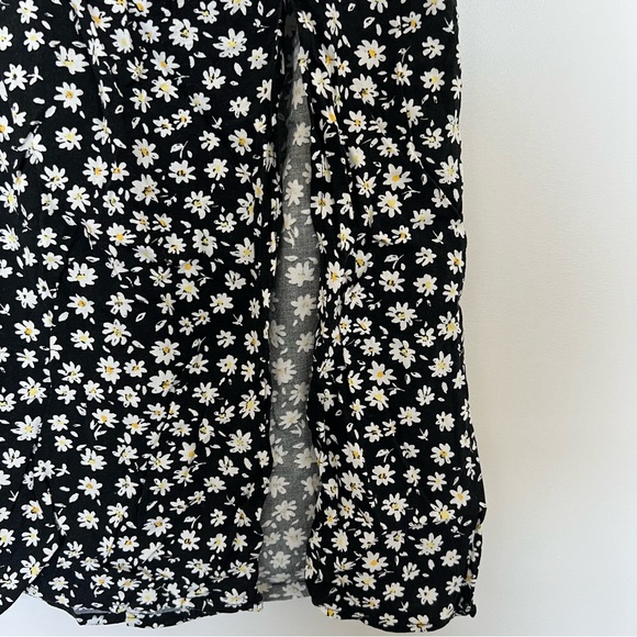 H&M Divided Black Midi Skirt Front Slit Daisy Pattern with Zipper Size 2 - Picture 4 of 4